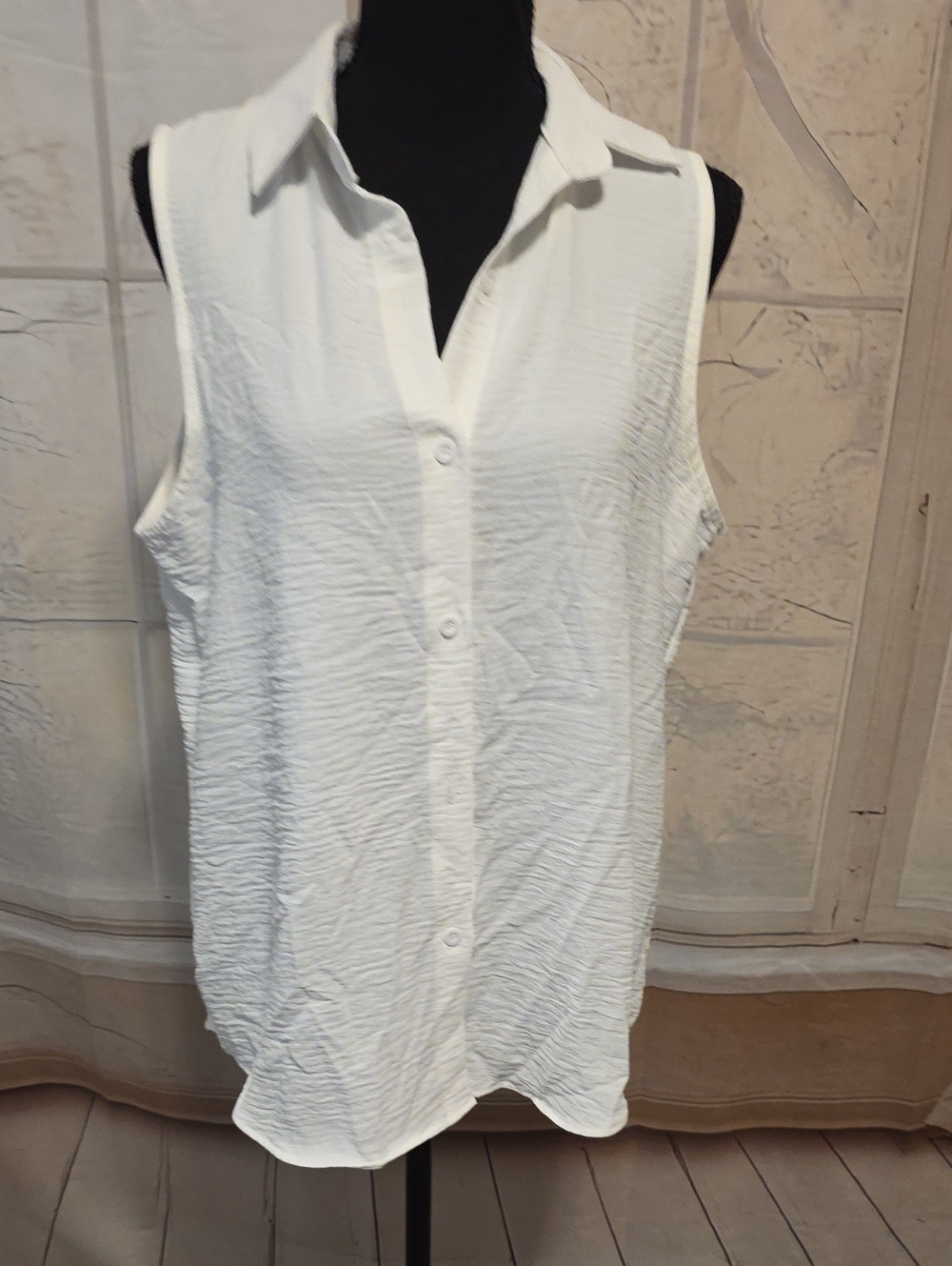 Kohl's White Sleeveless Button-Down Collared Top